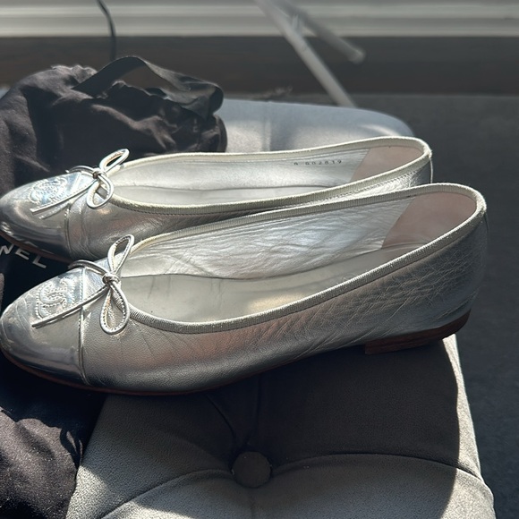 CHANEL CLASSIC BALLERINA FLAT WITH HOLOGRAPHIC TOE. WORN ~ 4X. WITH DUST BAGS - Picture 7 of 15